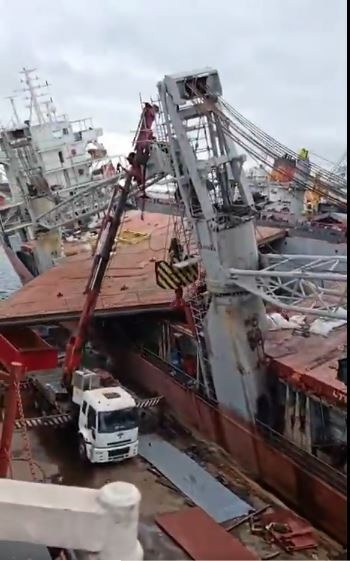 Tuzla Tersanesi'nde gemi devrildi! 1 işçi hayatını kaybetti - Resim : 1