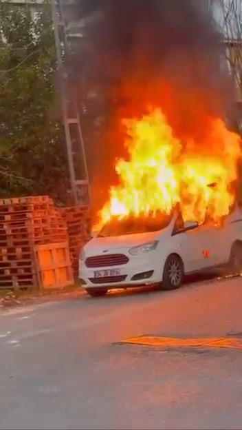 Ataşehir’de alevler aracı sardı - Resim : 2