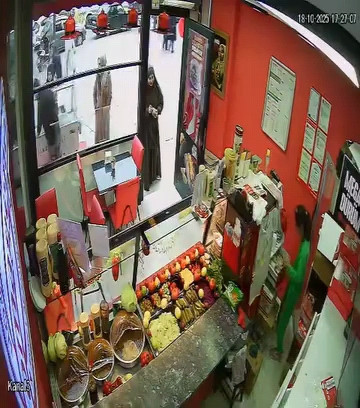 Çiğ köfte dükkanında çocuk hırsız şoku: Kasadan 3 bin lira çaldı! Kamera her anı kaydetti - Resim : 2