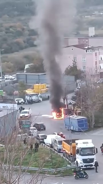 Ataşehir’de alevler aracı sardı - Resim : 1