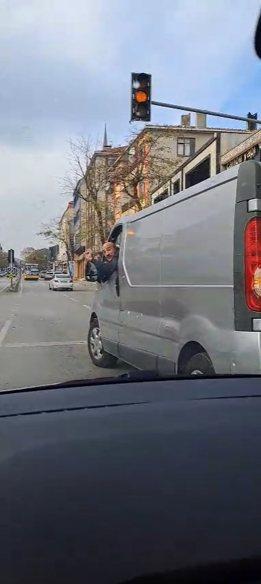 Ümraniye’de yol verme tartışması! O anlar kameralara böyle yansıdı - Resim : 2