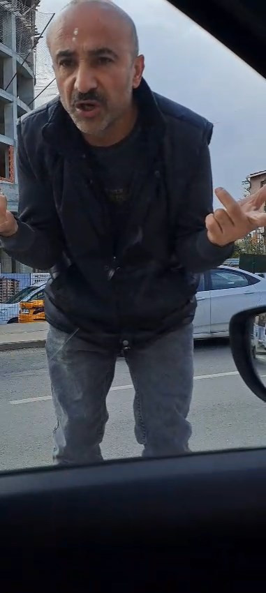 Ümraniye’de yol verme tartışması! O anlar kameralara böyle yansıdı - Resim : 1