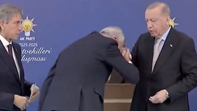 Siyasette tuhaf görüntüler! El öpen rozeti kaptı