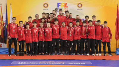 Genç güreşçilerden büyük başarı: 38 madalya kazandılar