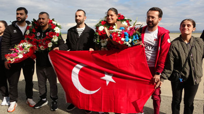 Avrupa şampiyonu boksör, Trabzon'da çiçeklerle karşılandı