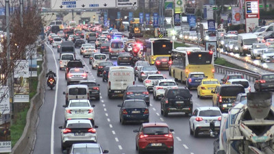 Yağmur yağdı İstanbul’da trafik kilitlendi
