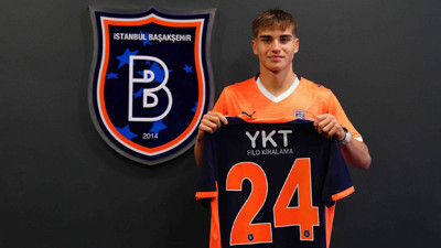 Başakşehir duyurdu: Genç oyuncudan 3 yıllık imza