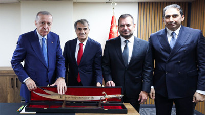 Şenol Güneş'ten Cumhurbaşkanı Erdoğan'a kılıç hediyesiyle sunum: İstanbul'daki projeye onay çıktı