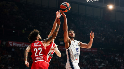 Anadolu Efes, Olympiakos'u deplasmanda devirdi