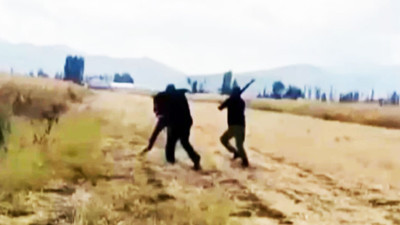 Kızının gözü önünde sopalarla dövüldü! Küçük kız o anları kayda aldı