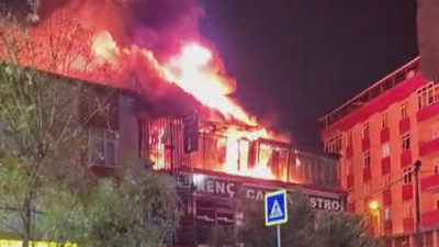 Üç katlı kafede yangın, ekipler müdahale etti