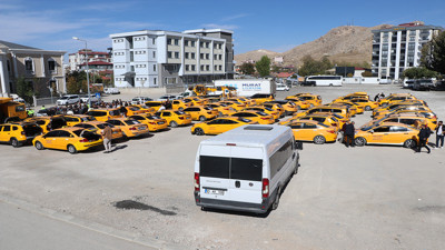 Van'da taksicilerden Rojin Kabaiş için kornalı eylem