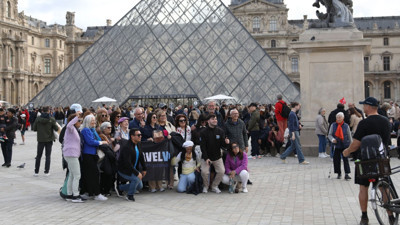 Soygundan 3 gün sonra Louvre Müzesi ziyarete açıldı!