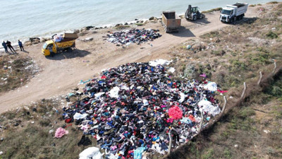 Tonlarca tekstil atığı sahile döküldü