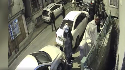 Annesini darbetti kendini odaya kilitledi! Ekipler seferber oldu