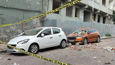 İstanbul'da balkon çöktü! 2 araç kullanılamaz hale geldi