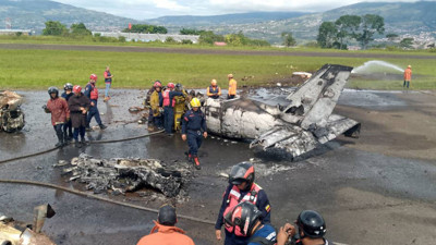 Tam kalkış aşamasında uçak düştü! O anlar kamerada...