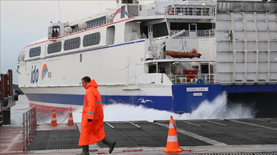 Deniz ulaşımına "fırtına" engeli: İstanbul'da çok sayıda sefer iptal!