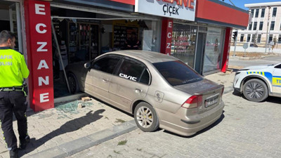 El freni çekilmeyen araç eczaneye girdi