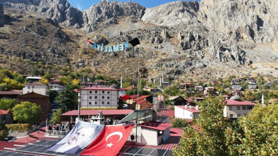 Yarasa Adam’dan Kemaliye’de nefes kesen atlayış: Cumhuriyet coşkusu gökyüzünde