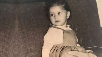 Bu tatlı çocuğu tanıyana bravo! Şimdi 62 yaşında Türkiye’nin en sevilen ünlü oyuncularından biri