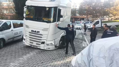 TIR lastiği yolda saplandı: Yardıma kepçe yetişti!