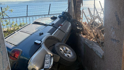 Kayan otomobil korkuluklarda asılı kaldı