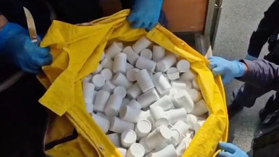 Nakliye aracında dev operasyon! Ev eşyası gibi taşıdılar: On binlerce hap ele geçirildi!