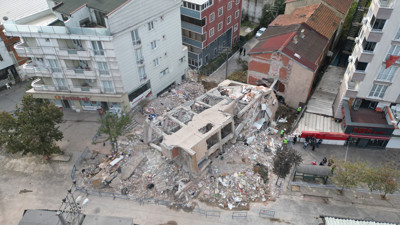 Gebze'de yıkılan binanın enkazı kaldırılıyor