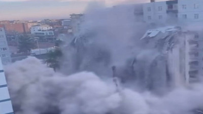 Hasarlı 8 katlı bina, yıkım sırasında çöktü