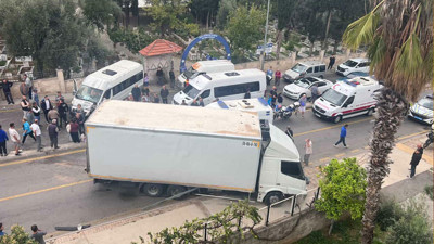 Kamyon, öğrencileri taşıyan midibüse çarptı! 22'si öğrenci, 23 yaralı var