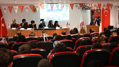 Mansur Yavaş, çocuklara mazbatalarını verdi