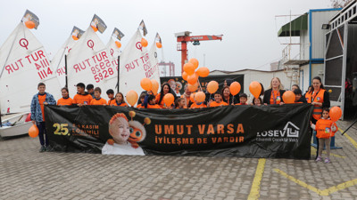 Tekirdağ'da turuncu balonlarla denize açılan yelkenciler lösemiye dikkati çekti