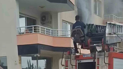 Erdemli’de bina yangını korkuttu