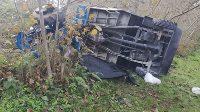 Tarım aracı, uçuruma yuvarlandı: Ölü ve yaralılar var