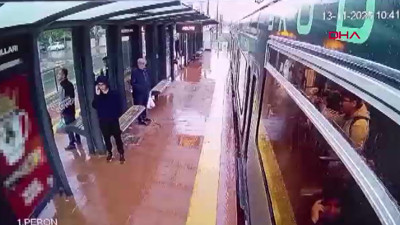 Seyir halindeki tramvaya yıldırım düştü