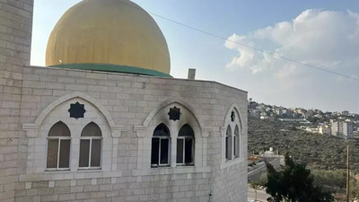 Batı Şeria'da cami ateşe verildi... Irkçı yazılar!