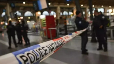 Paris'te korku dolu anlar: Bıçaklı saldırgan vurularak durduruldu