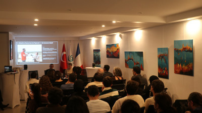 Oylum Höyük'teki kazılara ışık tutan "Yenilenme Tepesi" podcasti Paris'te tanıtıldı