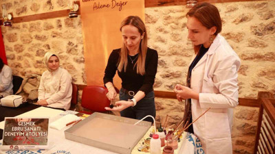 Tarihi mekanda "ebru" etkinliği