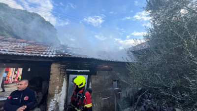 Ayvalık’ta depo alevlere teslim oldu!