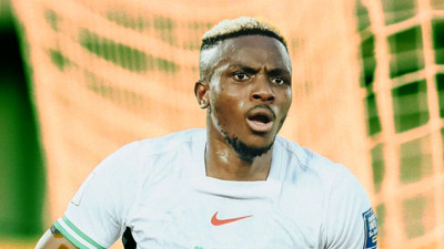 Sakatlanarak oyundan çıkmıştı! Gece yarısı Victor Osimhen için resmi açıklama yapıldı