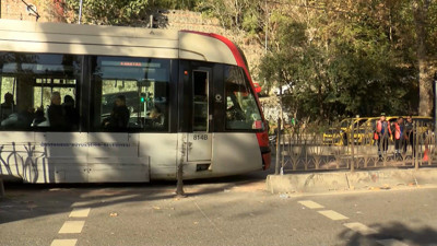 Yaya geçidini kullanarak karşıya geçmeye çalışan motosikletliye tramvay çarptı