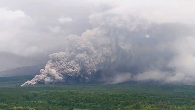 Endonezya alarmda: Semeru Yanardağı patladı