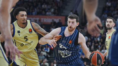 Anadolu Efes Barcelona'yı son saniyede devirdi