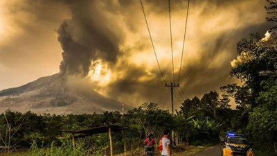 Yanardağ bir günde 10 kez patladı, dağcılar mahsur kaldı