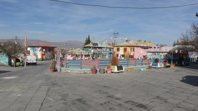 Masal köyü Türkiye’de gerçek oldu: Rengarenk evler arasında kaybolmak isteyenler buraya! Şehirden 40 dakika uzakta