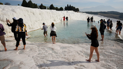 Travertenler Asyalı kafilelerle doldu