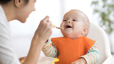 Bebeklerin katı gıdalara erken geçişiyle ilgili uzman uyarıları