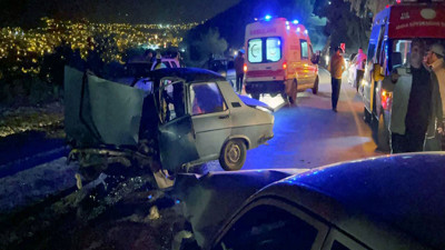 İki otomobil birbirine girdi! Yaralılar var